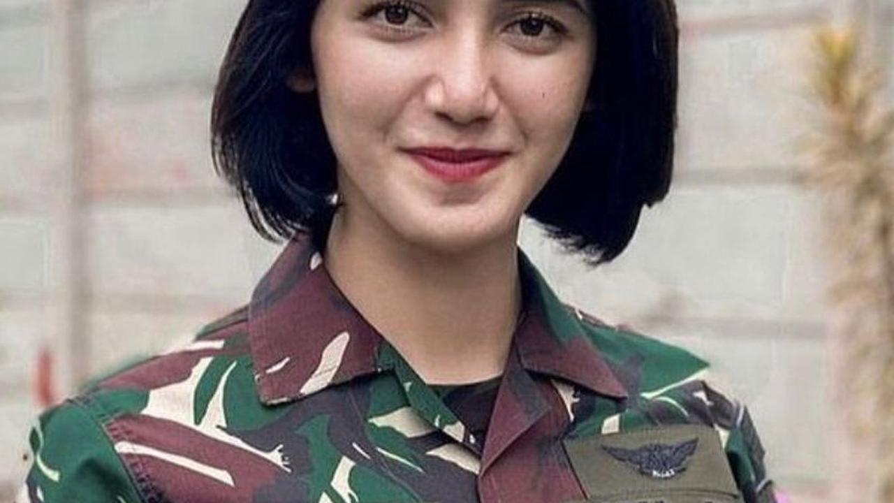 Potret Cantiknya Serda Adhini dengan Seragam Dinasnya