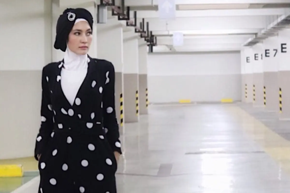 Monokrom Tak Monoton, Intip 3 Gaya Cantik Steffy Burase