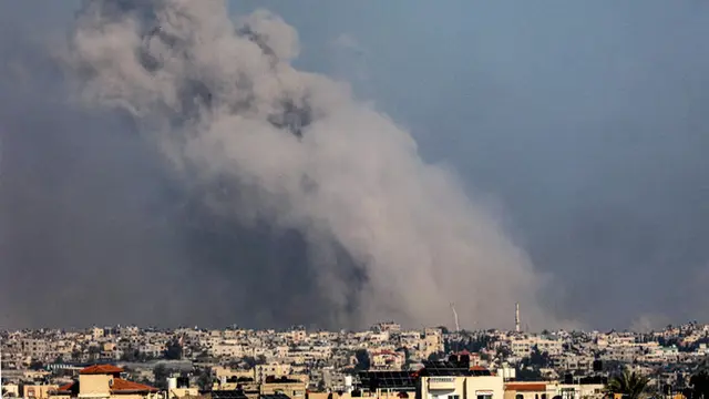 Gambar dari Rafah, asap mengepul di atas Khan Yunis Jalur Gaza selatan selama pemboman Israel pada 20 Januari 2024, di tengah pertempuran antara Israel dan militan Palestina Hamas. (AFP)
