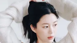 Pesona Lee Da In dalam busana kasual. Dia mengangkat rambutnya yang tak ditata hingga meninggalkan kesan yang kian natural. (Foto: Instagram/ xx__dain)