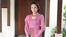 Di momen pernikahan Putri Tanjung, Maudy Ayunda tampil anggun dan bersahaja dengan kebaya kutubaru warna merah muda rancangan Didiet Maulana. (Instagram/maudyayunda).