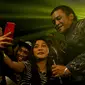 Didi kempot ketika diajak swafoto dengan para penggemarnya saat konser di Solo, Kamis malam (19/9).(Liputan6.com/Fajar Abrori)