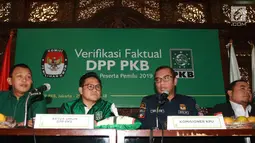 Komisioner KPU Hasyim Asy'ari (dua kanan) saat melakukan verifikasi faktual PKB di Jakarta, Senin (29/1/2018). Menurut Hasyim, PKB telah memenuhi tiga poin verifikasi tingkat kepengurusan pusat. (Liputan6.com/Angga Yuniar)