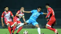Pemain PSCS Ilham Yusril melewati tiga pemain PSBK pada laga play-off Grup H di Stadion Kanjuruhan, Malang, Kamis (12/10/2017). (Bola.com/Iwan Setiawan)