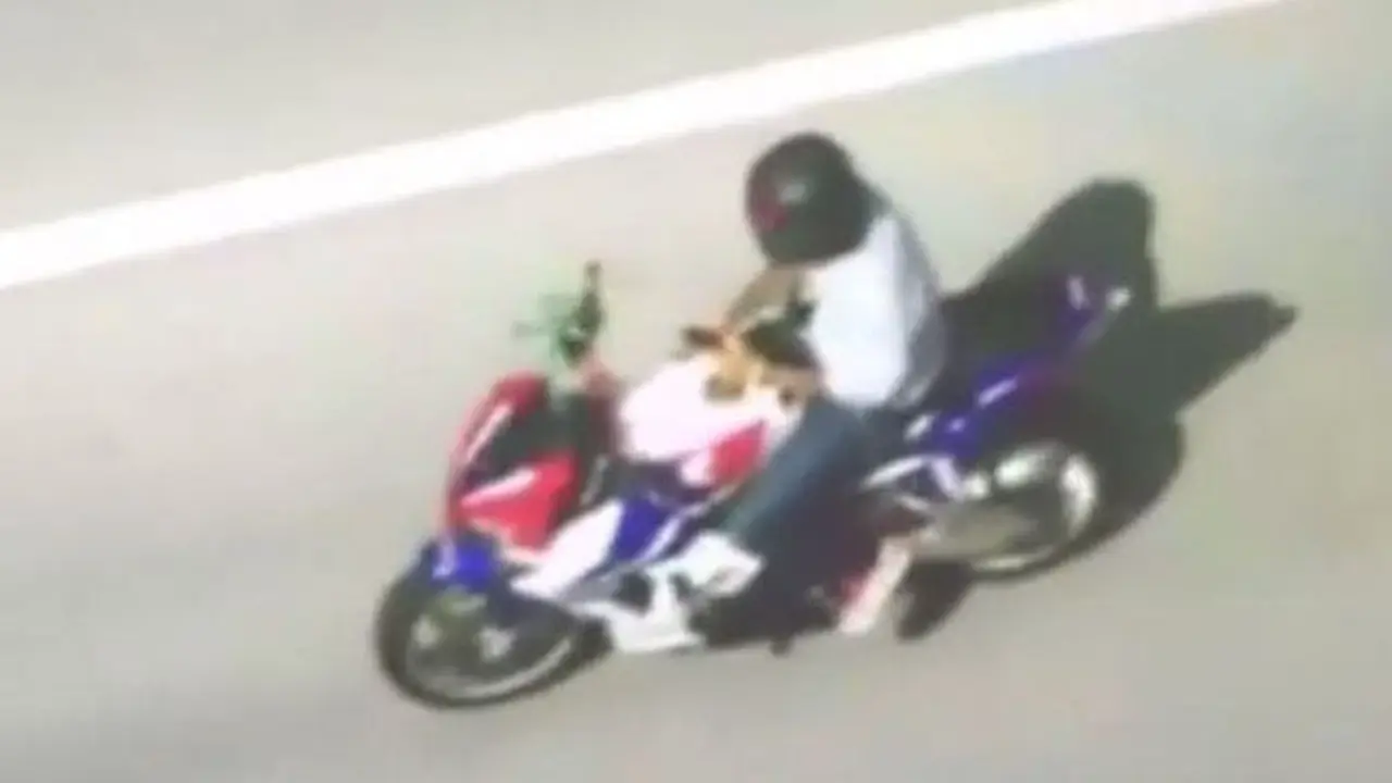 Pemotor Ini Masih Sempat Main Ponsel Sekalipun Diuber Polisi