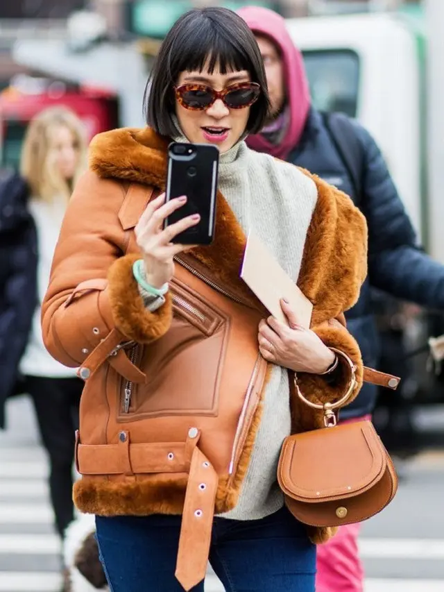 [Bintang] Untuk Gaya Kasual yang Everlasting, Coba Padukan Outfit dengan Tas Coklat Ini