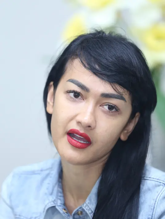 Jupe juga berpartisipasi atas korban yang terkena kanker ganas seperti dirinya. Lalu Jupe ikut memotong rambutnya.  ( Andy Masela/Bintang.com)