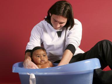 Pemain muda Spanyol, Lamine Yamal, kembali menjadi buah bibir. Kali ini bukan karena penampilannya yang gemilang di sepanjang Euro 2024 namun karena muncul potret Yamal balita sedang dimandikan Lionel Messi. (AP Photo/Joan Monfort)