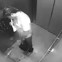 Menjijikan sekali! Seorang kurir dengan sengaja kencing di dalam lift sebelum mengantarkan makanan ke pelanggan. (Via: youtube.com)