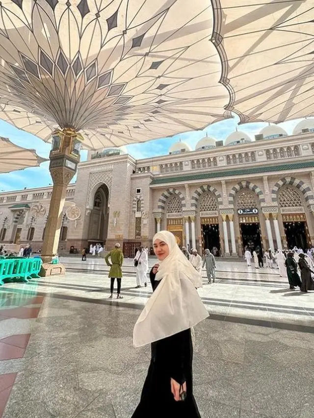 Aaliyah Massaid saat umrah (Instagram/aaliyah.massaid)