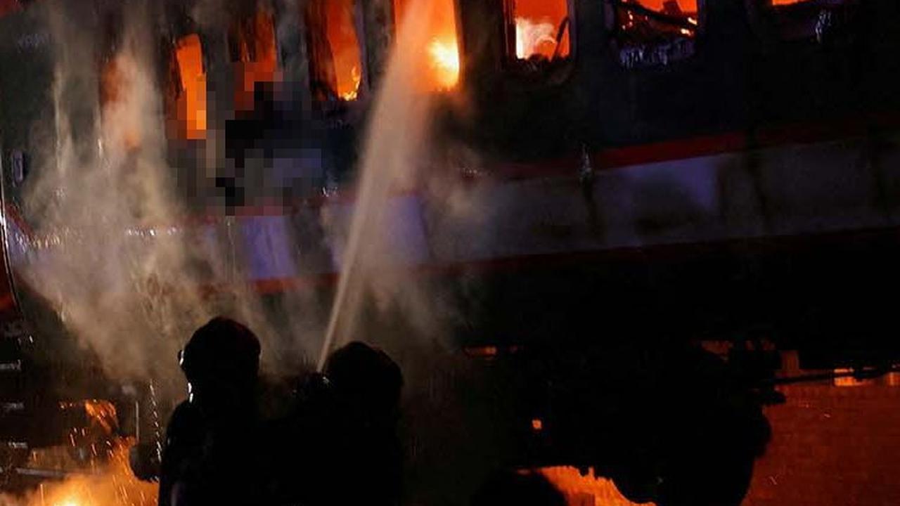 FOTO: Ngeri! Kereta Penuh Penumpang Diduga Dibakar Jelang Pemilu di Bangladesh, 5 Orang Tewas