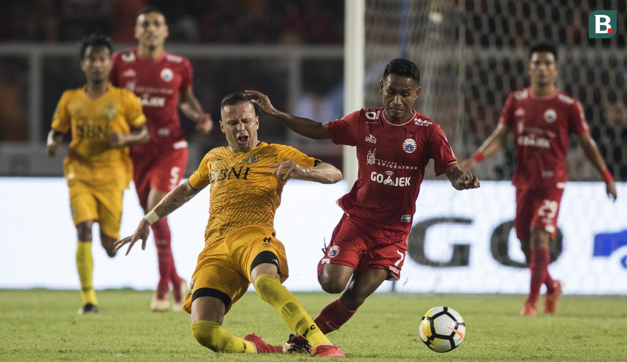 Gelandang Persija Jakarta, Ramdani Lestaluhu, berusaha melewati striker Bhayangkara FC, Nikola Komazec, pada laga Liga 1 di SUGBK, Jakarta, Jumat (23/3/2018). Kedua klub bermain imbang 0-0. (Bola.com/Vitalis Yogi Trisna)