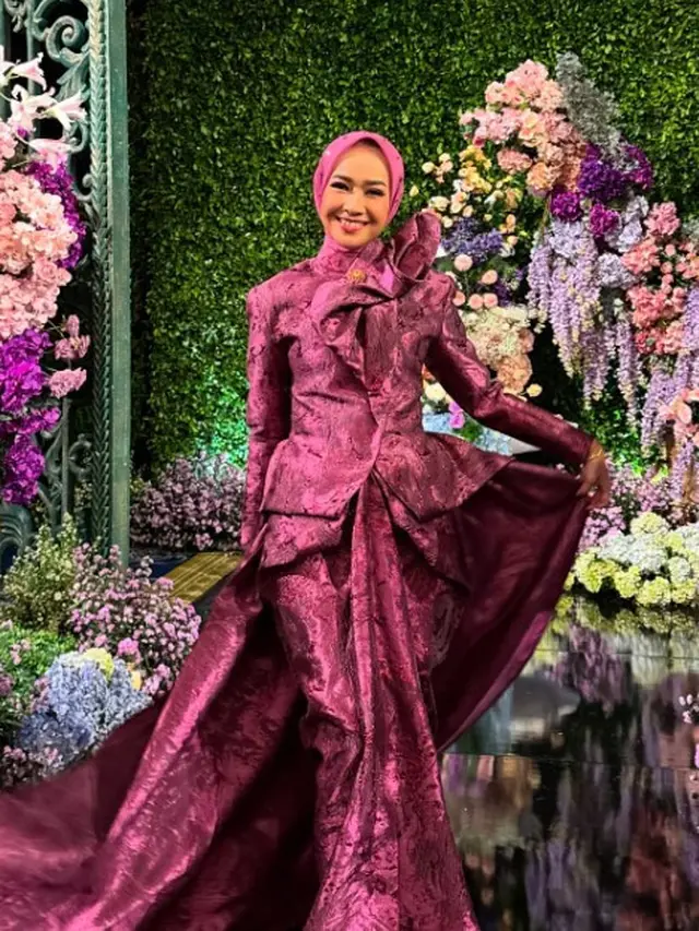 Alya Rohali Pakai Gaun Merah saat Hadiri Pernikahan Sang Putri
