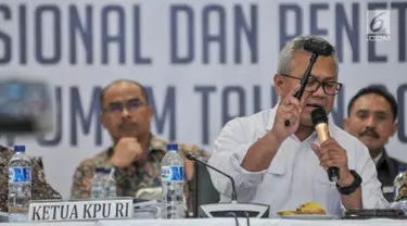 Ketua KPU Arief Budiman ketok palu usai hasil penghitungan suara dan penetapan hasil Pemilu 2019 di Gedung KPU, Jakarta, Selasa (21/5/2019). KPU menetapkan perolehan suara Pilpres 2019 untuk pasangan Jokowi-Ma’ruf 85.607.362 suara dan Prabowo-Sandiaga 68.650.239 suara. (merdeka.com/Iqbal S Nugroho)