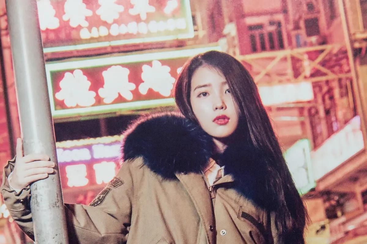 [Bintang] Bertubuh Petite, Airport Fashion IU Dulu dan Sekarang Selalu Terlihat Attractive