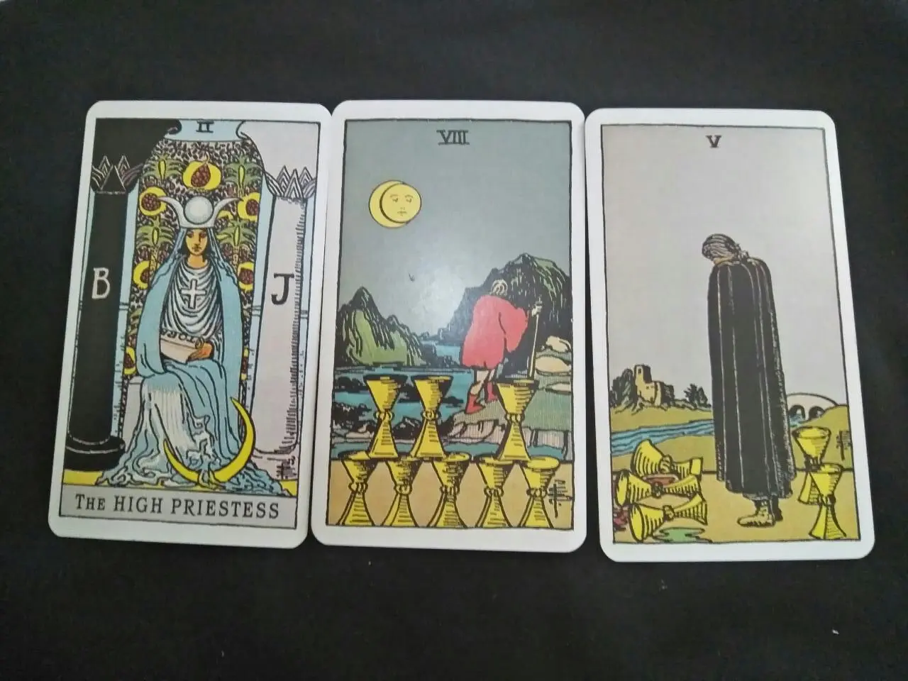 Tebaran kartu tarot hari ini oleh Lidia Pratiwi. (Sumber foto: Lidia Pratiwi/Bintang.com)