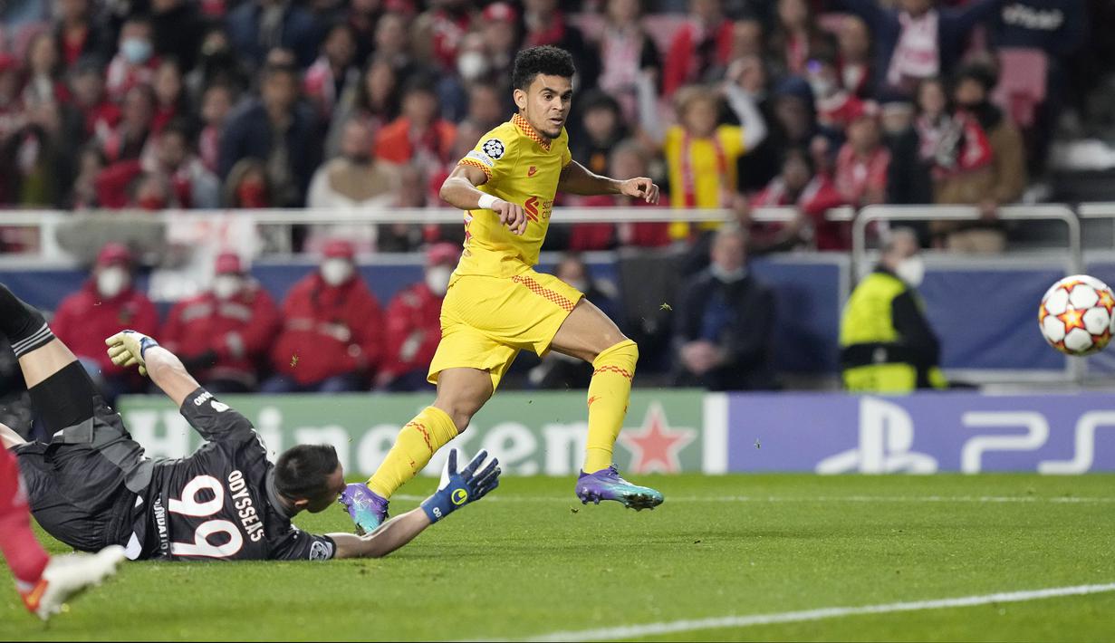 Luis Diaz menyedot perhatian publik usai tampil gemilang pada laga leg pertama Perempatfinal Liga Champions 2021/2022 antara Liverpool melawan Benfica di Estadio da Luz, Rabu (6/4/2022) dini hari WIB. (AP/Armando Franca)