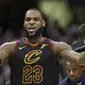 Selebrasi LeBron James usai membantu Cavaliers mengalahkan Pacers di gim kelima play-off NBA (AP)