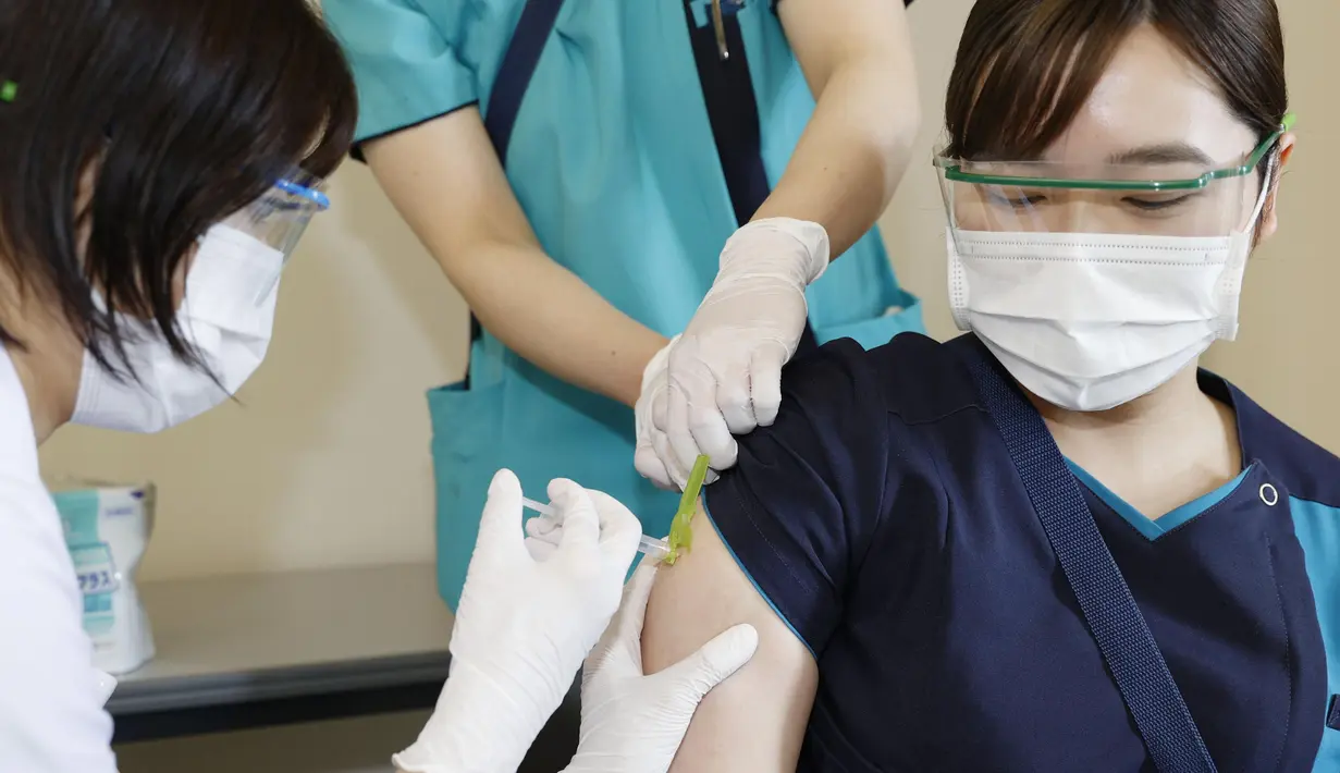 Pekerja medis menerima vaksin COVID-19 Pfizer di Fujita Health University Hospital, Toyoake, Rabu (1/12/2021). Jepang mulai memberikan suntikan booster COVID-19 kepada petugas kesehatan di tengah kekhawatiran atas varian omicron yang telah terdeteksi di negara itu. (Mizuki Ikari/Kyodo News via AP)