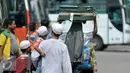 Pemudik memikul barang bawaannya saat tiba di Terminal Kampung Rambutan, Jakarta Timur, Sabtu (9/7). Puncak arus balik Lebaran diprediksi terjadi pada Sabtu- Minggu (9-10) Juli 2016. (Liputan6.com/Yoppy Renato)