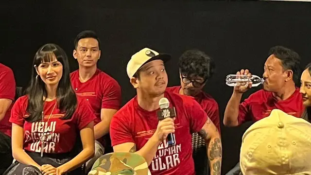 Derby Romero, memegang mic dalam konferensi pers trailer & poster film Dewi Siluman Ular yang diselenggarakan di kawasan Jakarta pada (1/10/2026). (Liputan6.com/Afradhiya N. R)