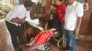 Petugas dari Kantor Pertanahan Kota Administrasi Jakarta Selatan menyerahkan sertifikat tanah kepada warga Jati Padang yang sedang sakit, Jakarta, Selasa (31/1). Pemerintah melalui Kementerian ATR/BPN meluncurkan Program Prioritas Nasional berupa Percepatan Pendaftaran Tanah Sistematis Lengkap (PTSL) untuk menjamin kepastian dan perlindungan hukum atas kepemilikan tanah masyarakat. (merdeka.com/Arie Basuki)