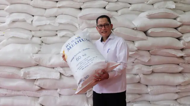 Direktur Utama Perum Bulog Budi Waseso membawa beras 50 kilogram (kg). Perum Bulog mencatat untuk pertama kalinya dalam sejarah menggelontorkan beras sebanyak 1,2 juta ton dalam operasi pasar. (Dok Bulog)