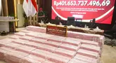 Seorang petugas berjaga di dekat barang bukti uang hasil sitaan terkait kasus dugaan korupsi tata kelola nikel saat konferensi pers di Gedung Bundar, Kejaksaan Agung, Jakarta, Senin, 31 Agustus 2026. (KLY/Arie Basuki).