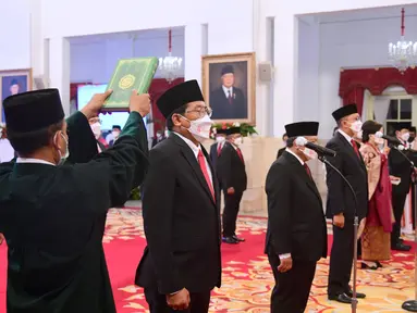 Sejumlah Duta Besar (dubes) Luar Biasa Berkuasa Penuh (LBBP) Republik Indonesia mengucapkan sumpah jabatan di Istana Negara Jakarta, Senin (25/10/2021). Salah satunya adalah Fadjroel Rachan yang menjadi Dubes LBBP RI untuk Republik Kazakhstan merangkap Republik Tajikistan. (Foto: Setpres/Muchlis Jr)