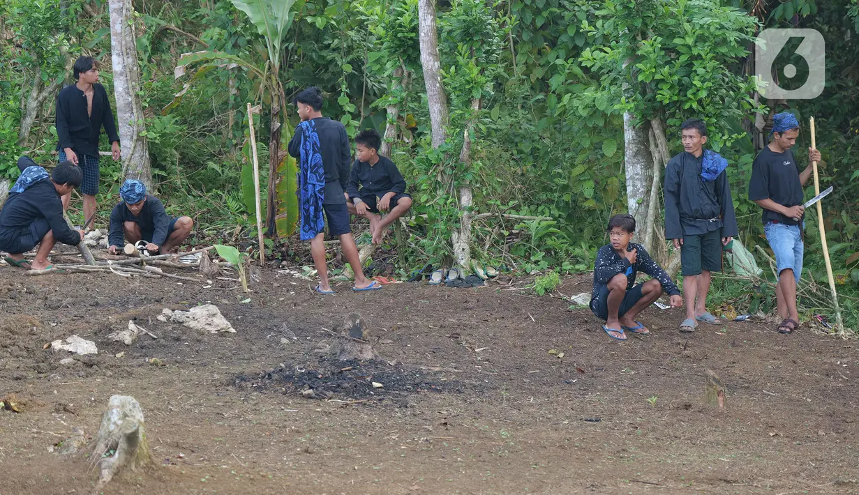 Masyarakat adat Suku baduy melakukan ritual rangkaian tradisi adat Ngaseuk di kampung Karangkerit, desa Bojong Menteng, Banten, Senin (1/11/2021). Tradisi adat Ngaseuk merupakan musim tanam untuk suku Baduy yang nanti hasil panen tersebut untuk upeti pemerintah daerah. (Liputan6.com/Herman Zakharia)