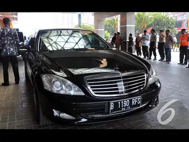 Presiden terpilih Joko Widodo menaiki mobil mercedez benz bernomer B 1190 RFS (Liputan6.com/Miftahul Hayat) 