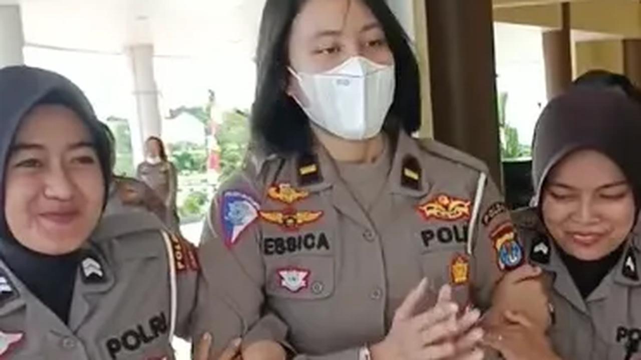 Perwira Polwan Cantik Tiba-Tiba 'Dibekuk' Bintara Polwan, Tangan Diborgol lalu Dimasukkan ke Kolam