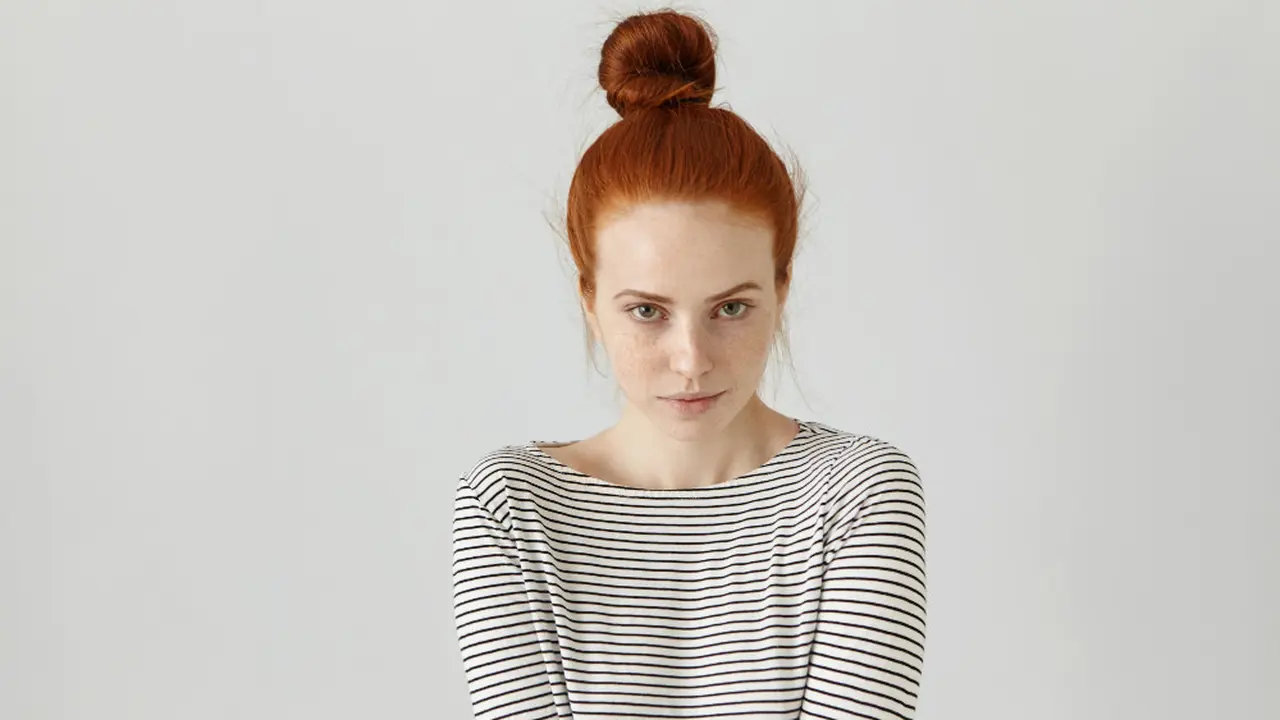 Tips Mudah Menata Rambut Messy Top Knot untuk Tampilan Effortless yang Stylish [Dok/freepik.com]