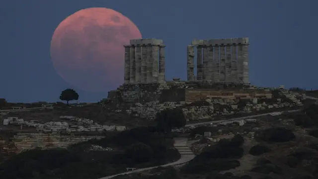 bulan Purnama Stroberi yang Memukau