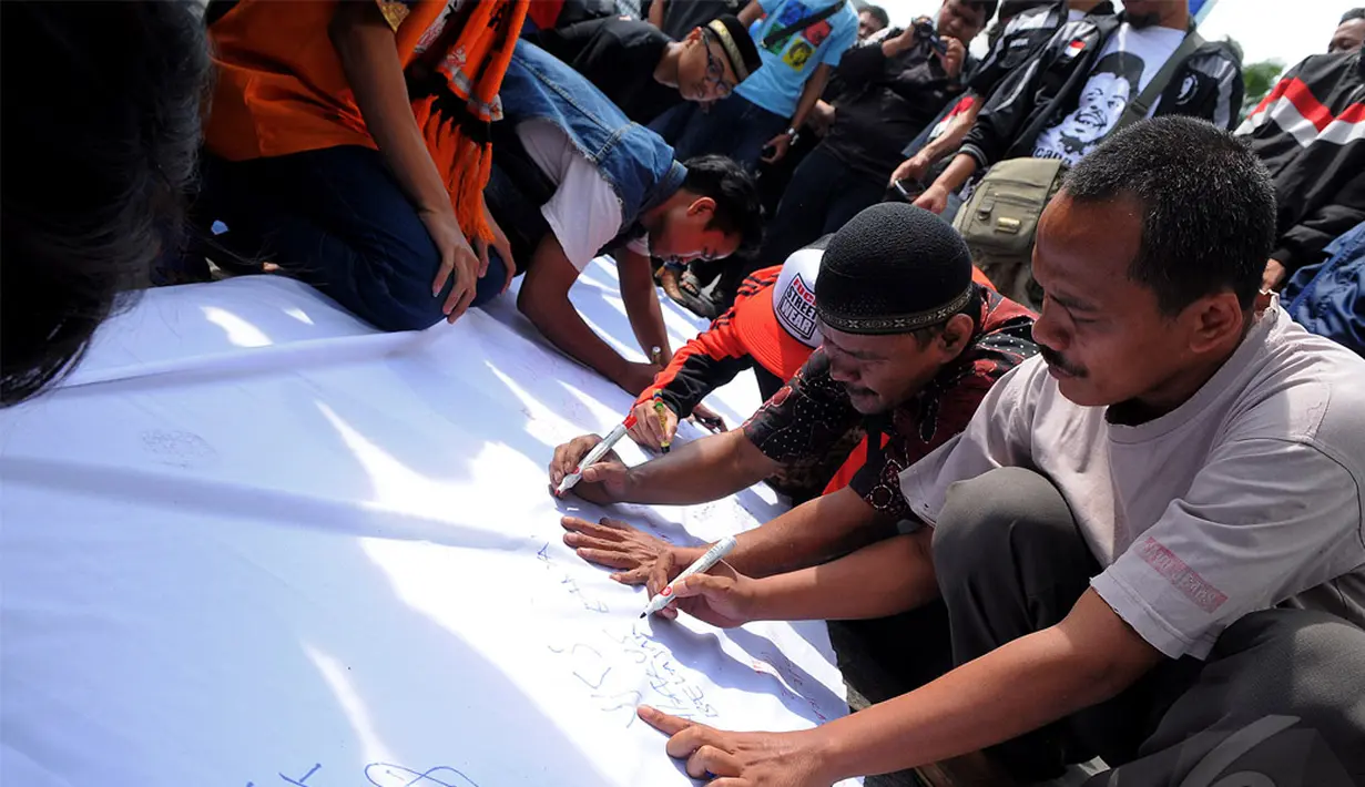 Ratusan massa fans Benyamin Sueb dan masyarakat Betawi membubuhkan tandatangannya sebagai bentuk protes terhadap YKS dan menuntut KPI untuk membubarkan acara tersebut, Jakarta, Selasa (24/06/2014) (Liputan6.com/Faisal R Syam)