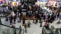 Suasana di Pasar Tanah Abang, Jakarta, Selasa (6/4/2021). Menjelang bulan Ramadan, Pasar Tanah Abang mulai dipadati pengunjung untuk berbelanja busana, namun menurut pedagang jumlah pengunjung bulan Ramadan kali ini tidak seramai sebelum pandemi Covid-19. (Liputan6.com/JohanTallo)