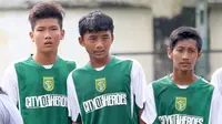 Afizal Danilo Fernando (tengah), pemain Persebaya Surabaya U-16, yang namanya melekat dengan bintang asing Persebaya pada musim 2004. (Bola.com/Aditya Wany)