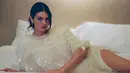 Rambutnya diikat ke belakang dengan model messt. Di bagian depan hanya poni panjang di salah satu bagian rambutnya.  [@kendalljenner:]