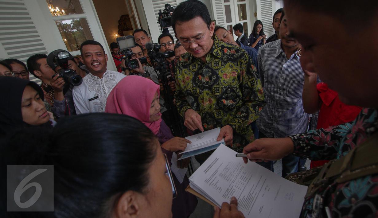 Gubernur DKI Basuki Tjahaja Purnama atau Ahok mendengarkan keluhan warga di Balai Kota Jakarta, Kamis (20/4). Hari pertama setelah pemungutan suara Pilkada DKI, Ahok tetap ke Balai Kota untuk mendengarkan aduan warga. (Liputan6.com/Faizal Fanani)