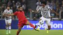 Pemain Juventus, Juan Cuadrado berusaha melewati pemain Sevilla, Benoit Tremoulinas pada laga Liga Champions di Stadion Juventus, Italia, Kamis (1/10/2015). (Reuters/Giorgio Perottino)