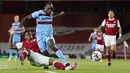 Gelandang West Ham, Michail Antonio membawa bola dari kawalan bek Arsenal,  Gabriel Magalhães pada pertandingan lanjutan Liga Inggris di Stadion Emirates di London, Inggris, Sabtu (19/9/2020). Arsenal menang tipis 2-1 atas West Ham. (Will Oliver/Pool via AP)