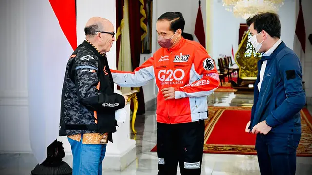 Foto: Dijamu Wedang Jahe di Istana Merdeka, Presiden Jokowi Yakinkan Para Pembalap Sirkuit Mandalika Siap Gelar MotoGP 2022