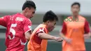 Duel dua pemain Korea Utara saat sesi uji coba lapangan di Stadion Pakansari, Bogor, (26/4/2018). Korea Utara akan mengikuti ajang PSSI Anniversarry Cup 2018. (Bola.com/Nick Hanoatubun)