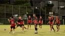 Para pemain Persija berlatih menjelang laga lanjutan BRI Super League 2025/2026 melawan PSM Makassar di lapangan latih Jakarta International Stadium, Jakarta, Kamis (19/02/2026). (Bola.com/Nur Iman Ali)