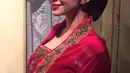 Aura kecantikan Ariel Tatum semakin terlihat saat mengenakan kebaya berwarna merah lengkap dengan tatanan gaya rambut sanggulnya. (Liputan6.com/IG/@arieltatum)