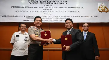 Kabaharkam Polri, Komjen Pol Putut Eko Bayuseno (kedua kiri) bersama Ketua Umum PHRI, Hariyadi BS Sukamdani usai penandatanganan MoU di Jakarta, Kamis, (20/7). MoU tentang Penyelenggaraan Pengamanan Hotel dan Restoran. (Liputan6.com/Helmi Fithriansyah)