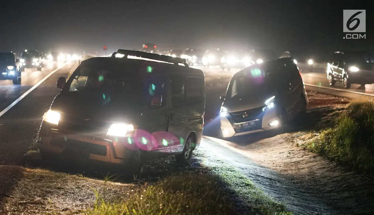 Sejumlah kendaraan yang didominasi pemudik menerobos parit pembatas untuk pindah jalur di Jalan Tol Cikopo - Palimanan KM 135, Jawa Barat, Sabtu (8/6/2019). Padatnya arus balik di ruas tol itu membuat sebagian pengemudi berpindah jalur untuk menghindari kemacetan. (Liputan6.com/Immanuel Antonius)