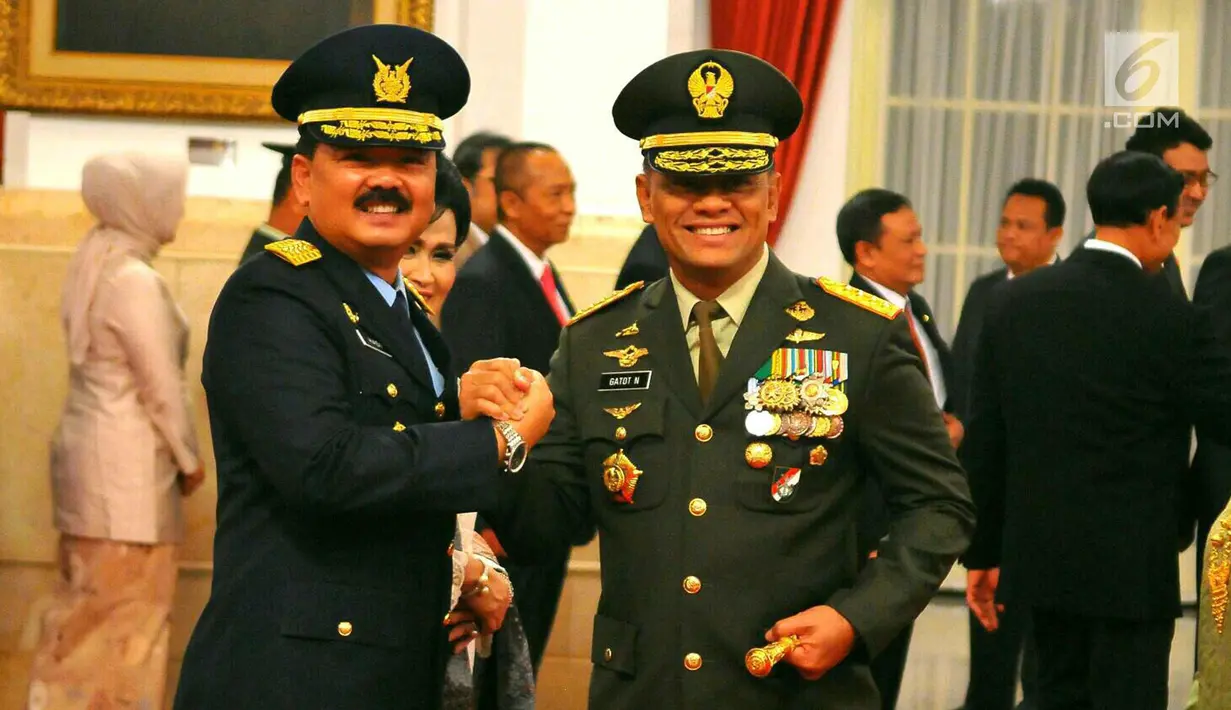 Panglima TNI Gatot Nurmantyo (kanan) bersalaman dengan KSAU Hadi Tjahjanto di Istana Negara, Jakarta, Rabu (18/1) lalu. Surat pengajuan nama Hadi sebagai calon Panglima TNI diserahkan Mensesneg Pratikno ke DPR, Senin (4/12). (Liputan6.com/Angga Yuniar)