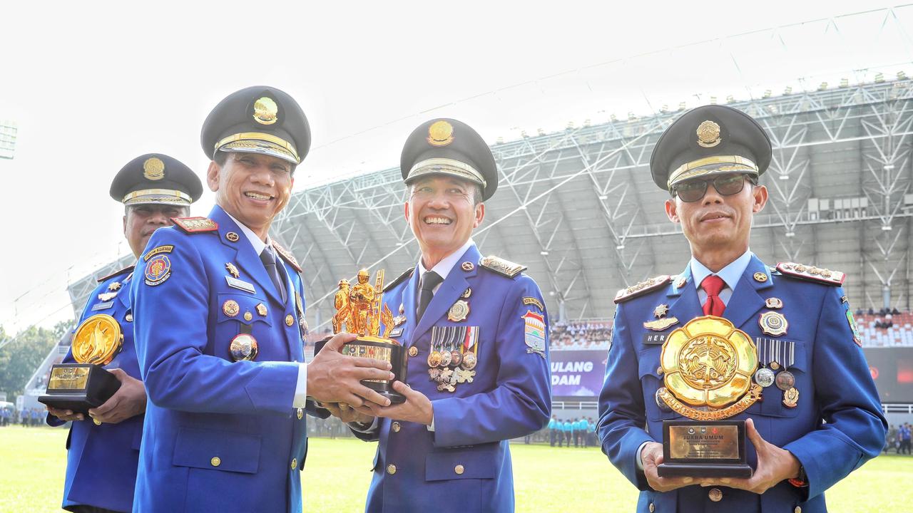 Wamendagri Akhmad Wiyagus saat menjadi Inspektur Upacara Peringatan HUT ke-107 Damkar dan Penyelamatan, HUT ke-76 Satpol PP, serta HUT ke-64 Satlinmas di Stadion Gelora Sriwijaya
