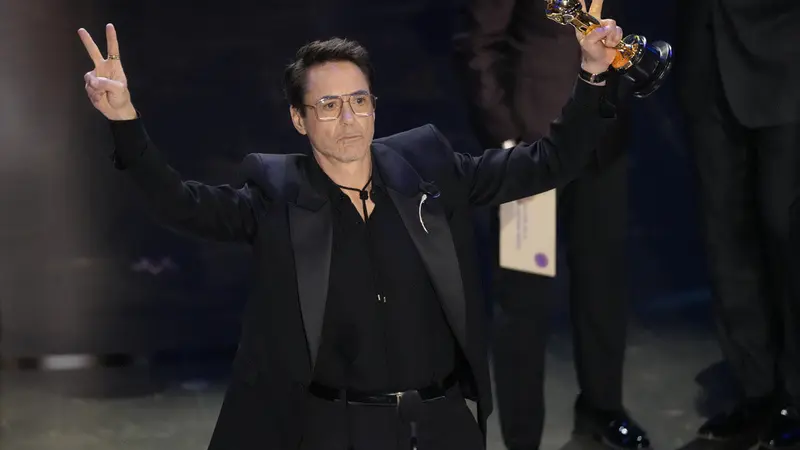 Robert Downey Jr dalam Piala Oscar 2024. (AP Photo/Chris Pizzello)